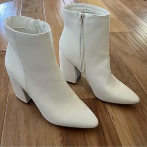 NWOT White leather ankle boots - size 8 - Sugar Evvie